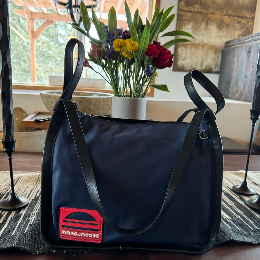 MARC JACOBS! GORGEOUS NAVY BAG- great condition
